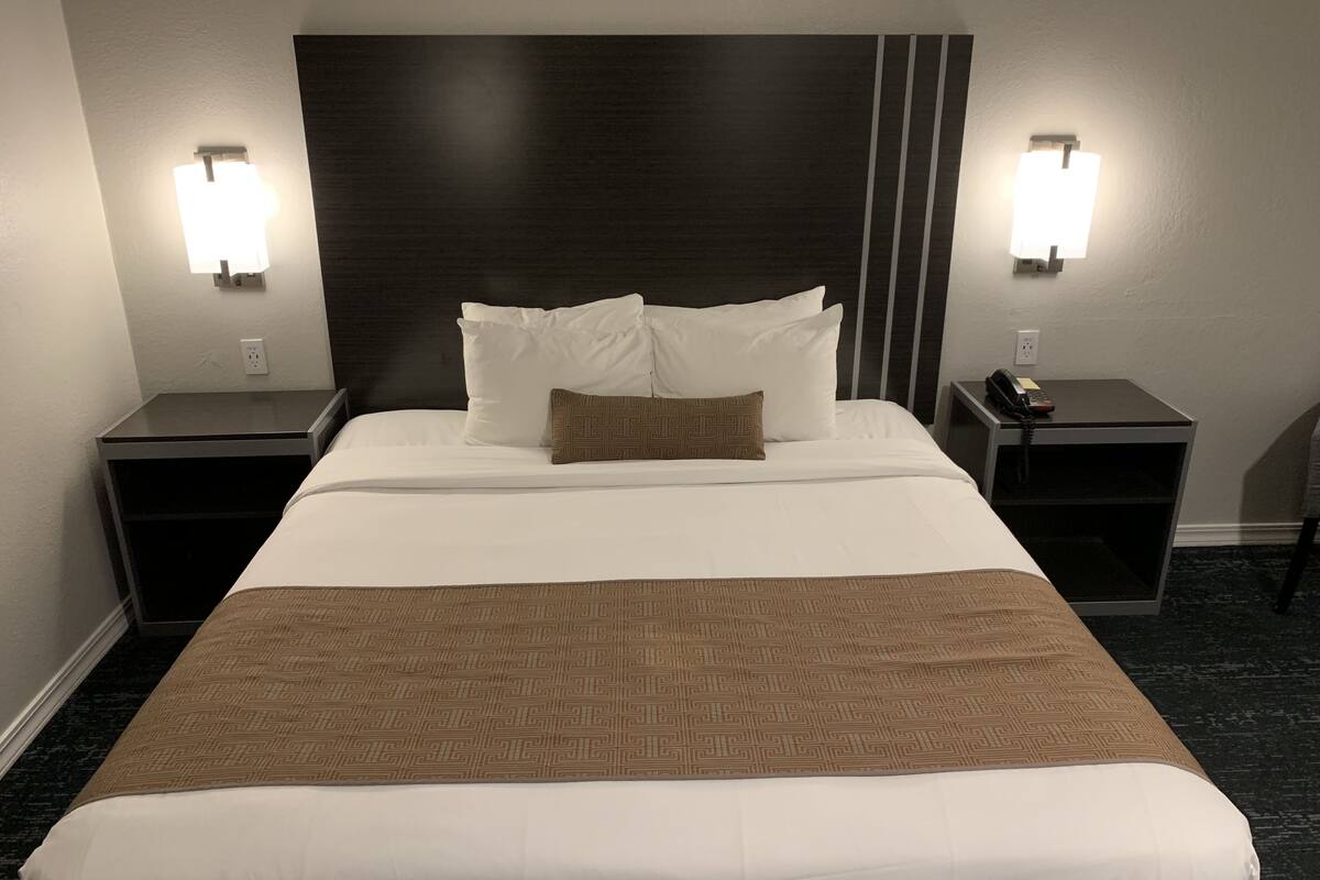 Chambre Deluxe, 1 trĂšs grand lit | Bureau, rideaux occultants, fer et planche Ă repasser, Wi-Fi gratuit