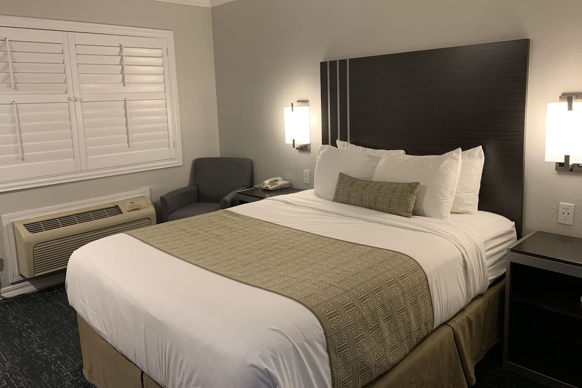 Chambre Deluxe, 1 grand lit | Bureau, rideaux occultants, fer et planche Ă repasser, Wi-Fi gratuit
