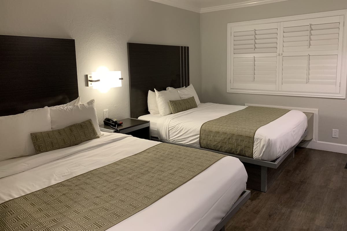 Chambre Deluxe, 2 grands lits | Bureau, rideaux occultants, fer et planche Ă repasser, Wi-Fi gratuit