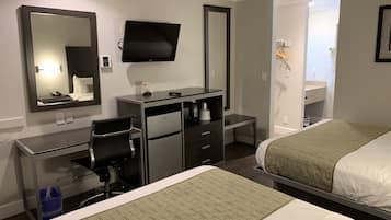 Deluxe-rum - 2 queensize-sängar | Skrivbord, mörkläggningsgardiner, strykjärn/strykbräda och gratis wi-fi