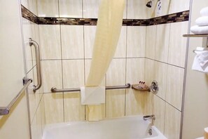 Combined shower/tub, hair dryer, towels - Sand Castle Inn (Seaside)