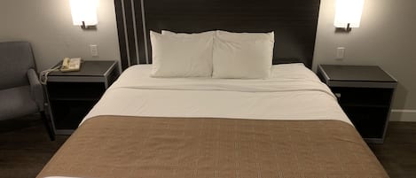 Habitación, 1 cama Queen size | Ropa de cama de alta calidad, escritorio y cortinas blackout