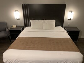 客房, 1 张大床 | 高档床上用品、办公桌、遮光窗帘、熨斗/熨衣板