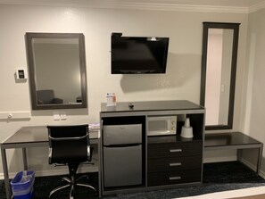 Room, 1 King Bed | Premium bedding, desk, blackout drapes, iron/ironing board - Sand Castle Inn (Seaside)