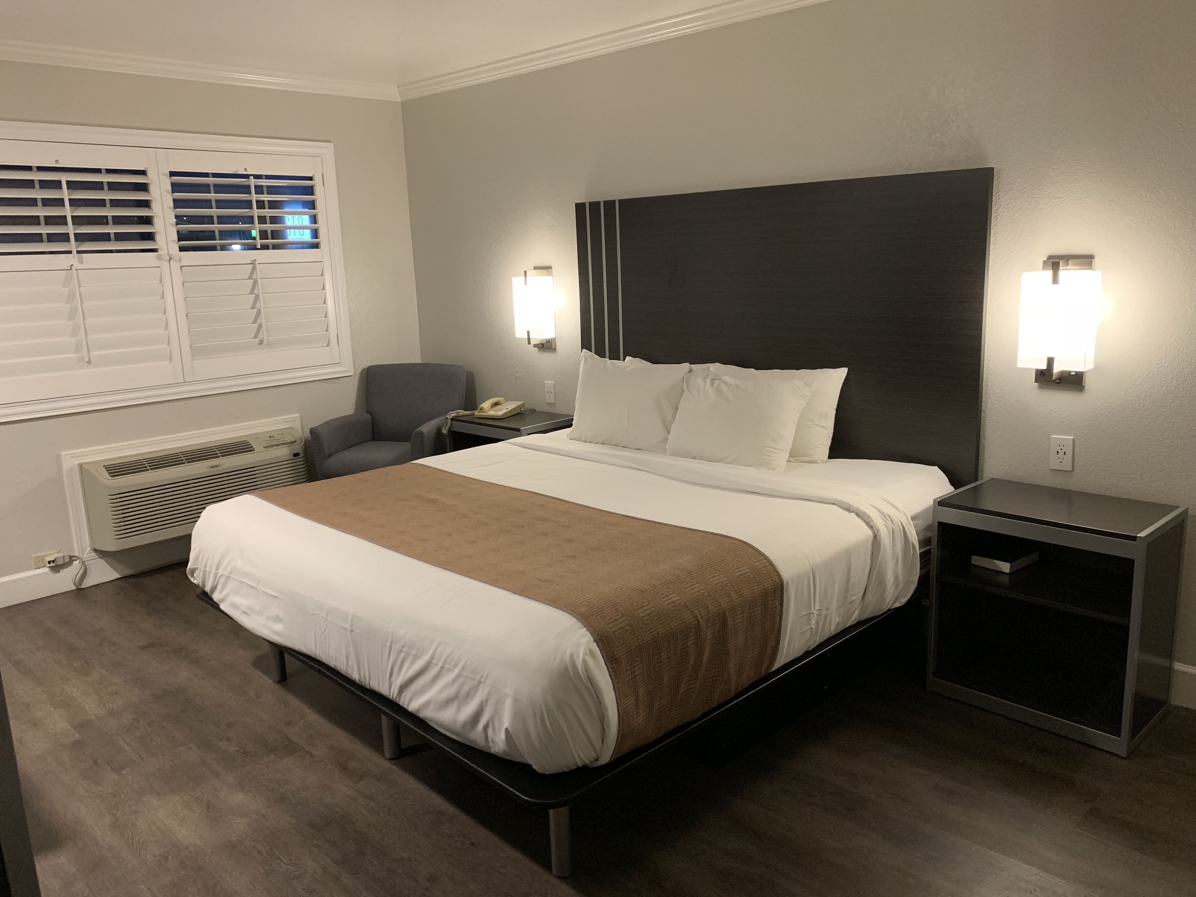 Zimmer, 1 Queen-Bett | Schreibtisch, Verdunkelungsvorhänge, Bügeleisen/Bügelbrett