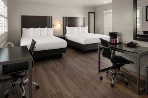 Ropa de cama de alta calidad, escritorio y cortinas blackout