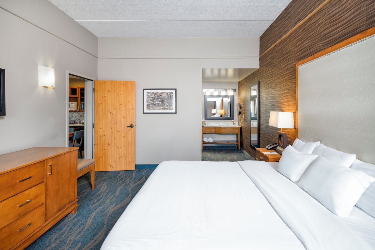 Suite, 1 King Bed | Iron/ironing board, WiFi (free), bed sheets