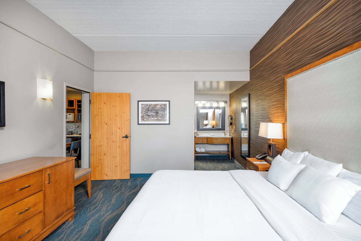 suite, 1 king bed | iron/ironing board, free wifi, bed sheets