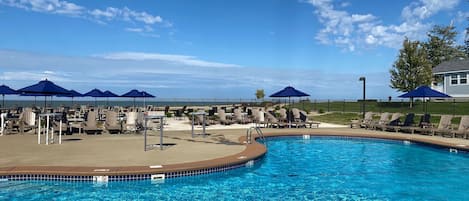 Una piscina techada, una piscina al aire libre de temporada