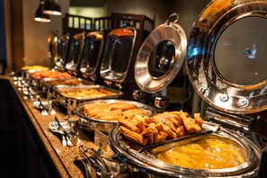 Se ofrece un desayuno completo (18.99 USD por persona)