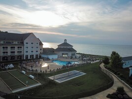 Una piscina techada, una piscina al aire libre de temporada