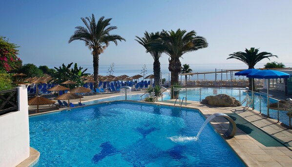 Innenpool, 2 Außenpools, Sonnenschirme, Liegestühle