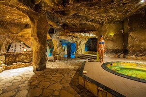 Bañera de hidromasaje cubierta