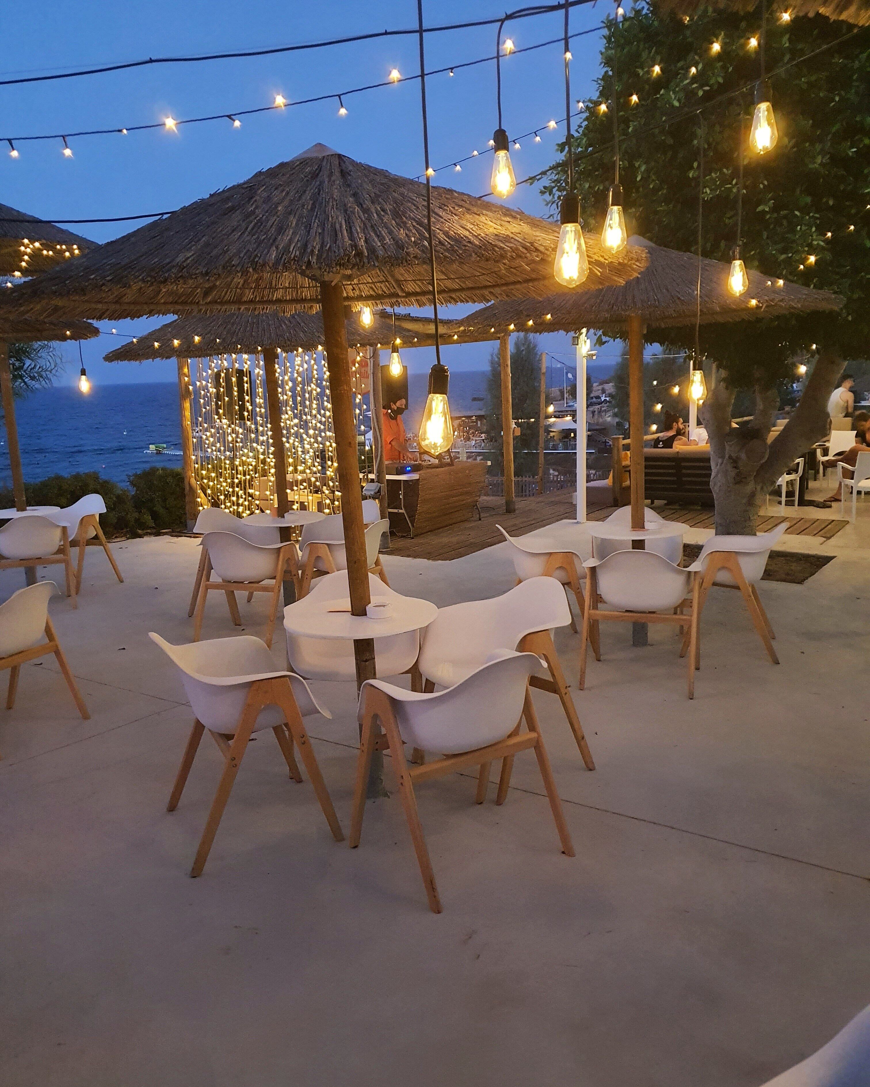 2 bars/lounges, poolside bar