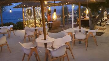 2 bars/lounges, poolside bar