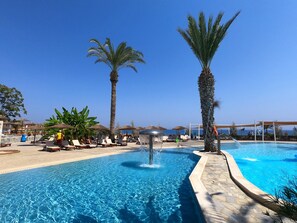 Una piscina cubierta, 2 piscinas al aire libre, sombrillas, tumbonas