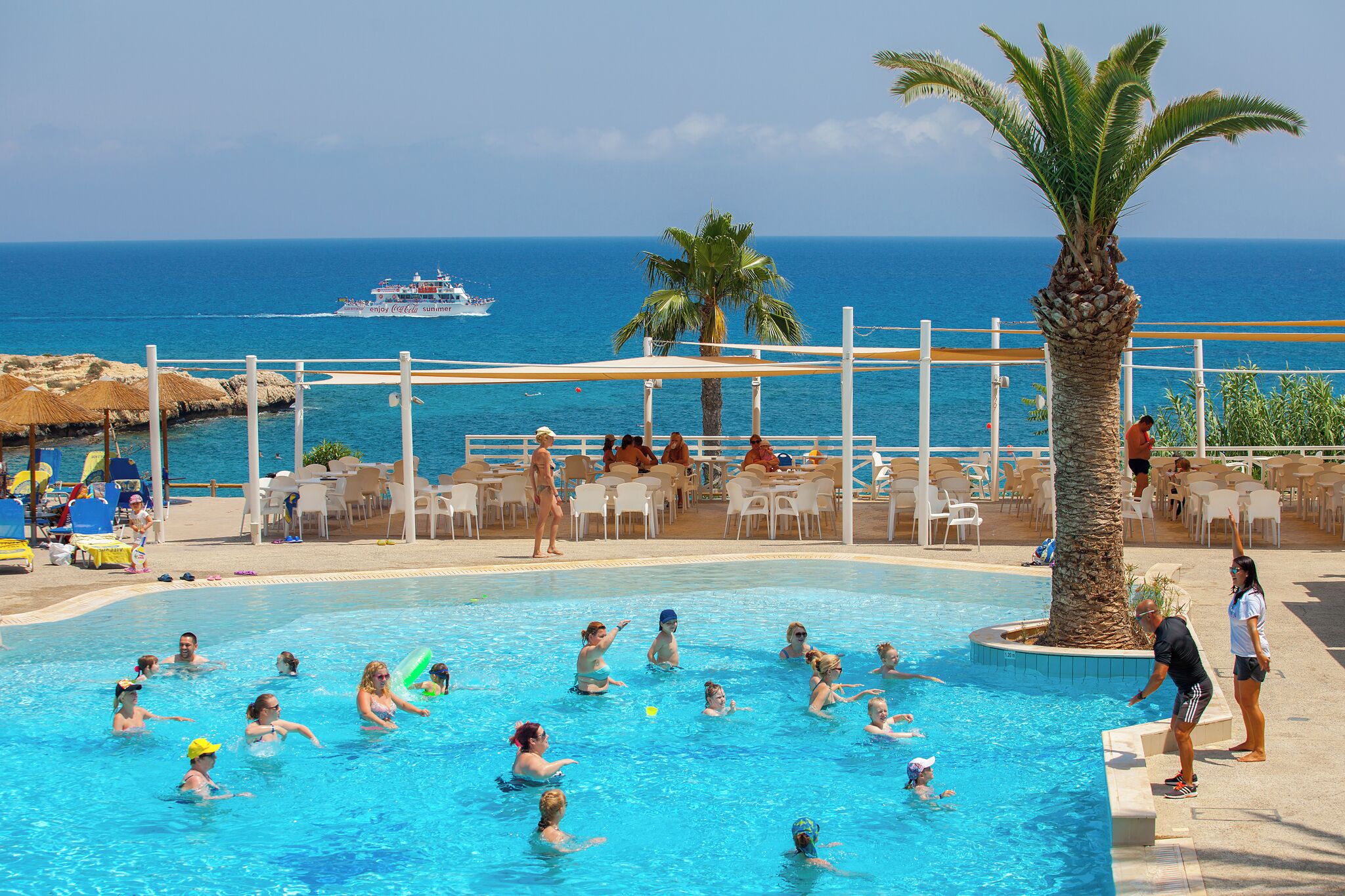 Piscine couverte, 2 piscines extérieures, parasols de plage