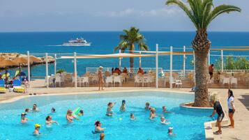 Piscine couverte, 2 piscines extérieures, parasols de plage