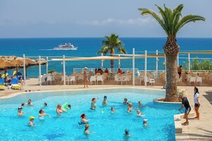 室内游泳池，2 室外游泳池，09:00 至 18:00 开放, 池畔遮阳伞, 日光浴躺椅