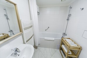 Standard Triple Room | Bathroom | Free toiletries, hair dryer, towels, soap - Archibald City (Prague)
