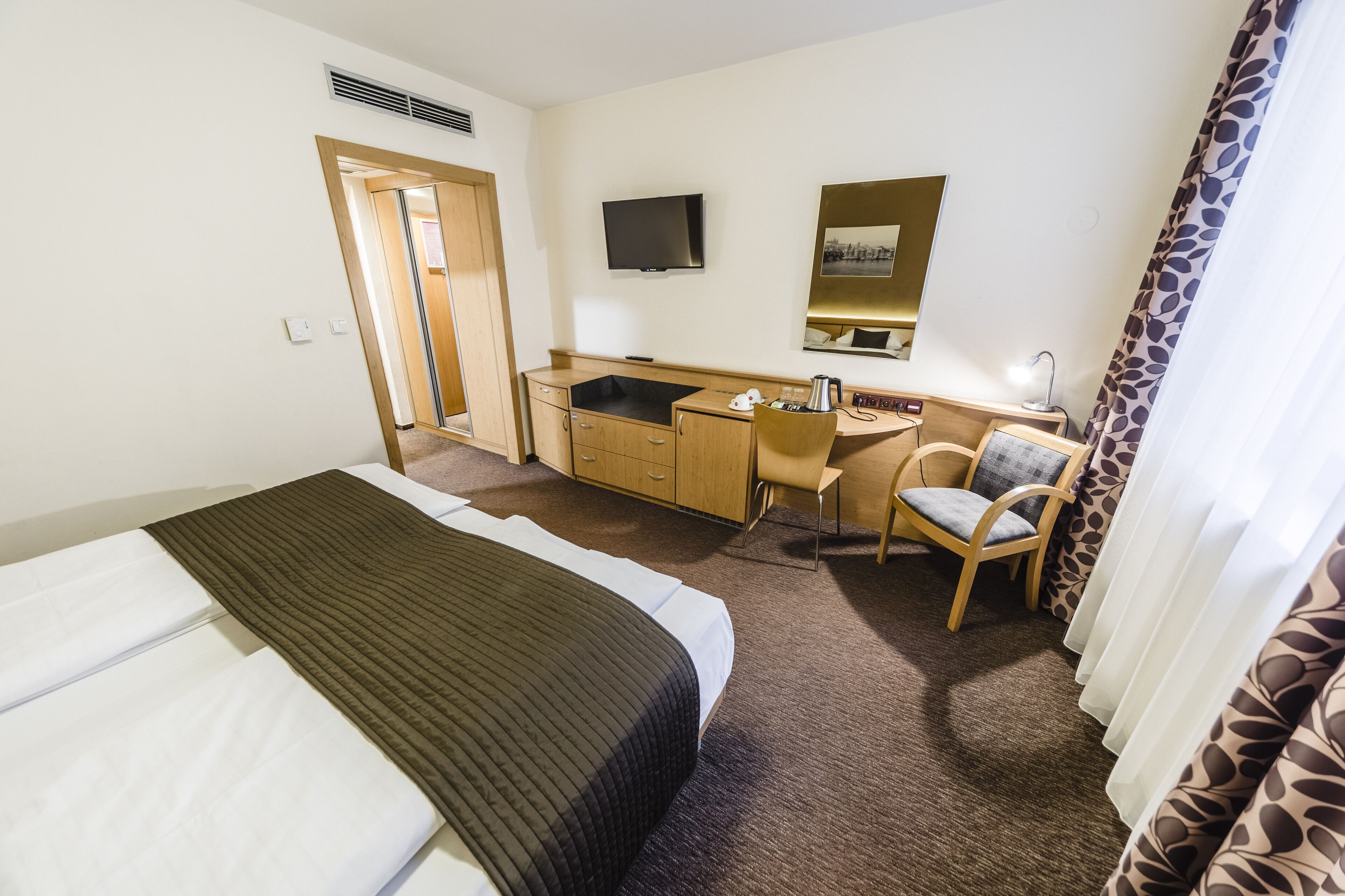 standard double or twin room | in-room safe, desk, blackout curtains, soundproofing