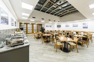 Café da manhã com buffet grátis todos os dias