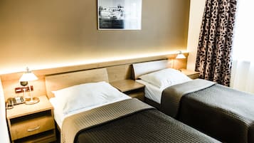 Phòng đôi hoặc 2 giường đơn Tiêu chuẩn | Két bảo mật tại phòng, bàn, màn/rèm cản sáng, phòng cách âm