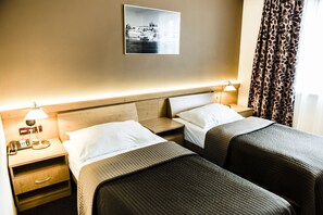 Standaard kamer, 1 twee- of 2 eenpersoonsbedden | Een kluis op de kamer, een bureau, verduisterende gordijnen