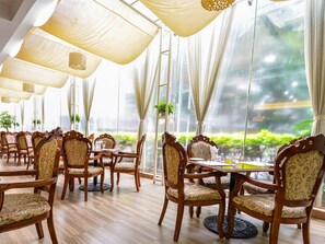 2 restaurants, breakfast served - Royalty Hotel (Shenzhen)