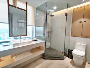 Executive Deluxe  Twin bed room | Bathroom | Free toiletries, hair dryer, bathrobes, towels - Majestic Hotel (Guangzhou)