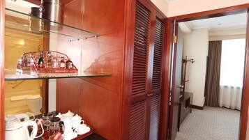 Luxury Suite, 1 King Bed | Minibar, desk, blackout curtains, free WiFi