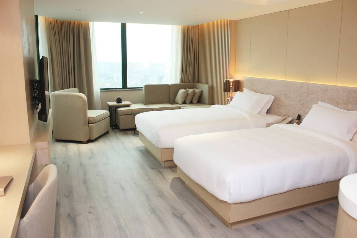 Minibar, desk, blackout curtains, free WiFi
