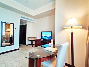 Minibar, desk, blackout curtains, free WiFi - Majestic Hotel (Guangzhou)