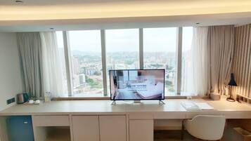 Executive Deluxe Twin bed room | Minibar, desk, blackout curtains, free WiFi