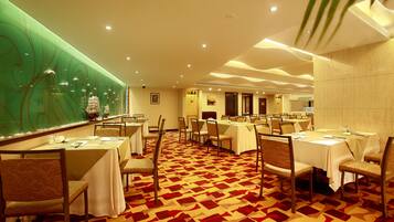 Daily buffet breakfast (CNY 140 per person)