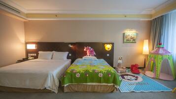 Family Room | Minibar, in-room safe, desk, free WiFi