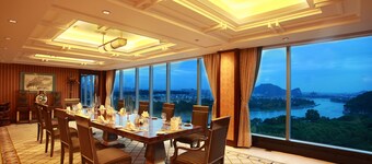 Guilin Lijiang Waterfall Hotel
