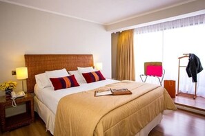 Frigobar, cofres nos quartos, ferros/tábuas de passar roupa