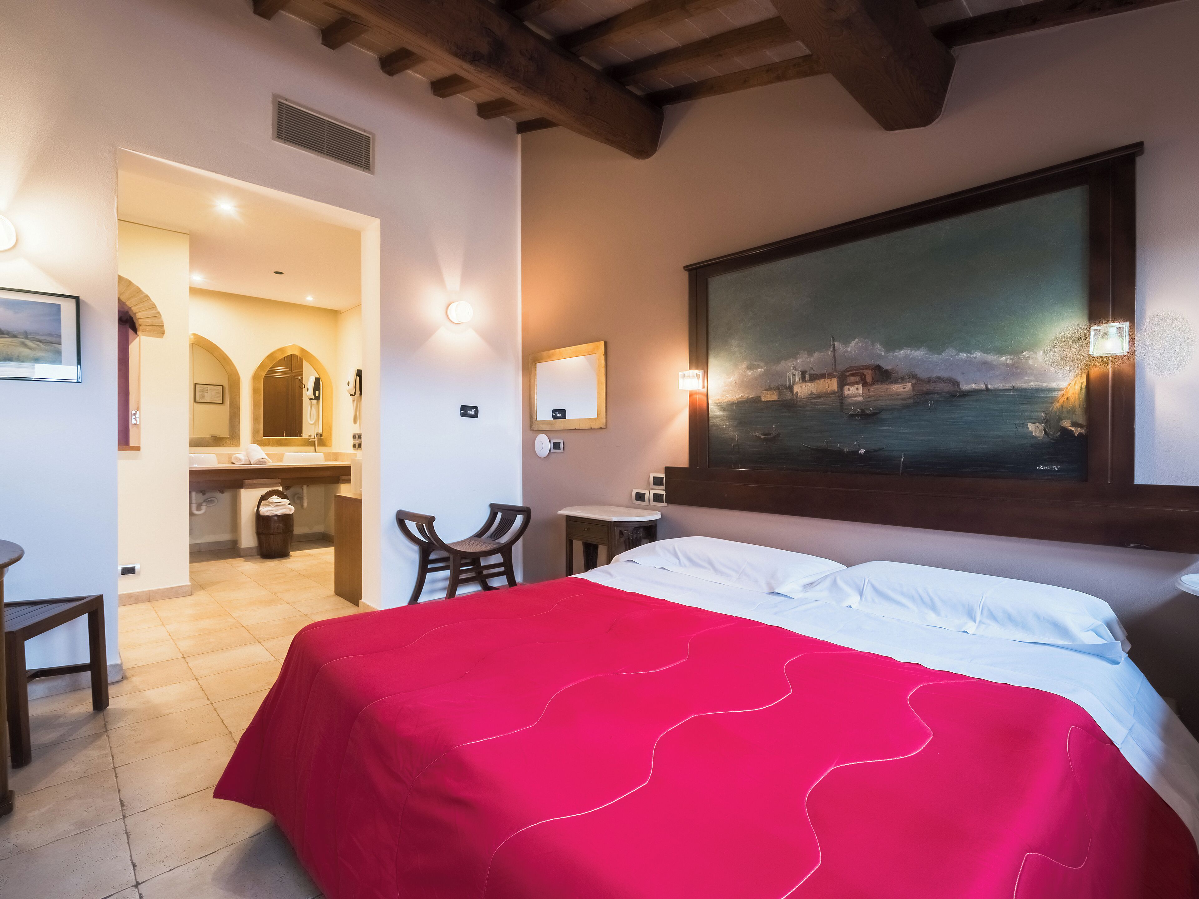 Klassieke tweepersoonskamer, voor 1 persoon | Een minibar, een kluis op de kamer, een bureau, verduisterende gordijnen