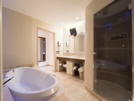 Family Room (Queen) | Bathroom | Hydromassage showerhead, free toiletries, hair dryer, slippers