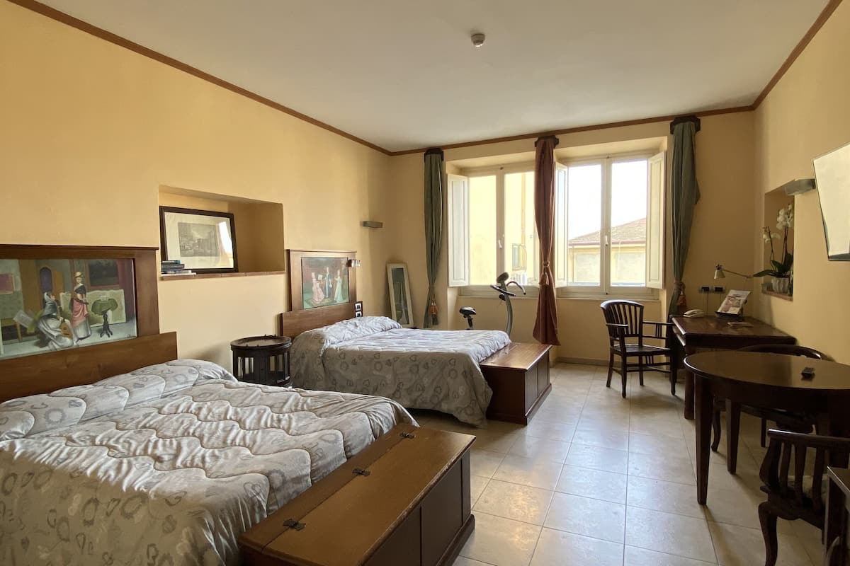 family room (queen) | minibar, in-room safe, desk, blackout curtains