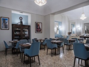 Desayuno con opciones de la cocina local todos los días (con cargo)