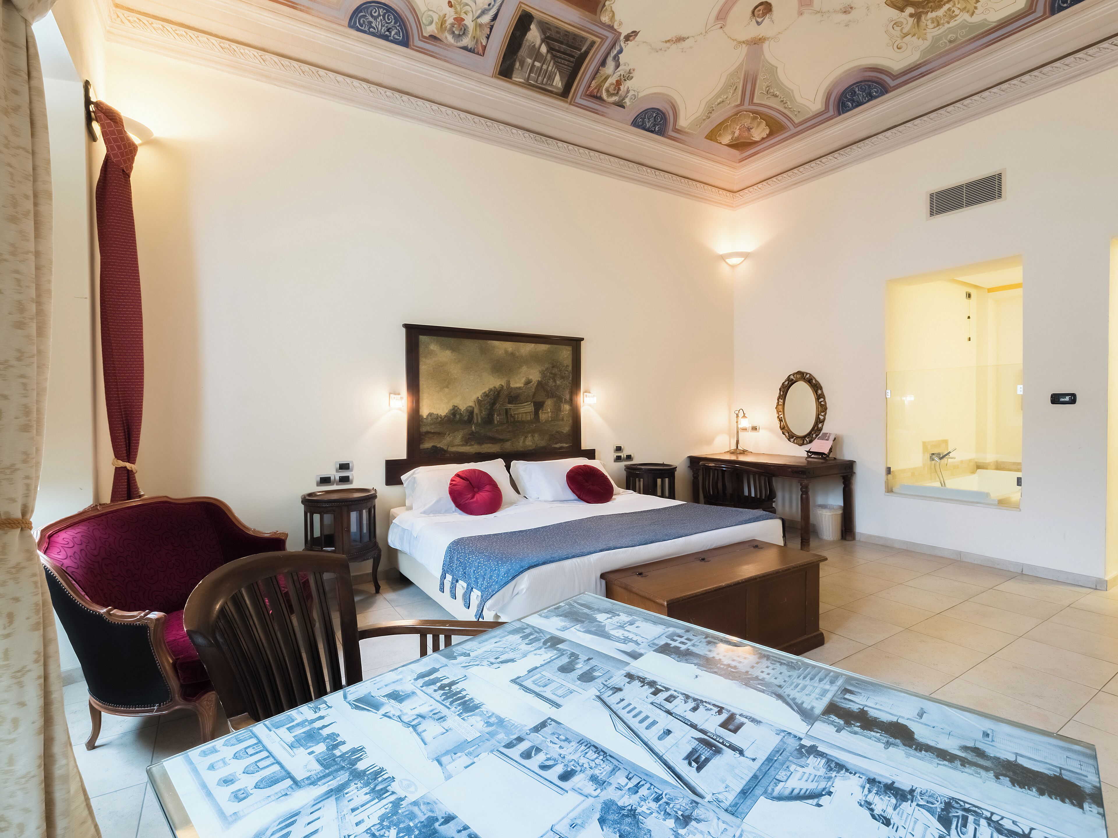 Een minibar, een kluis op de kamer, een bureau, verduisterende gordijnen