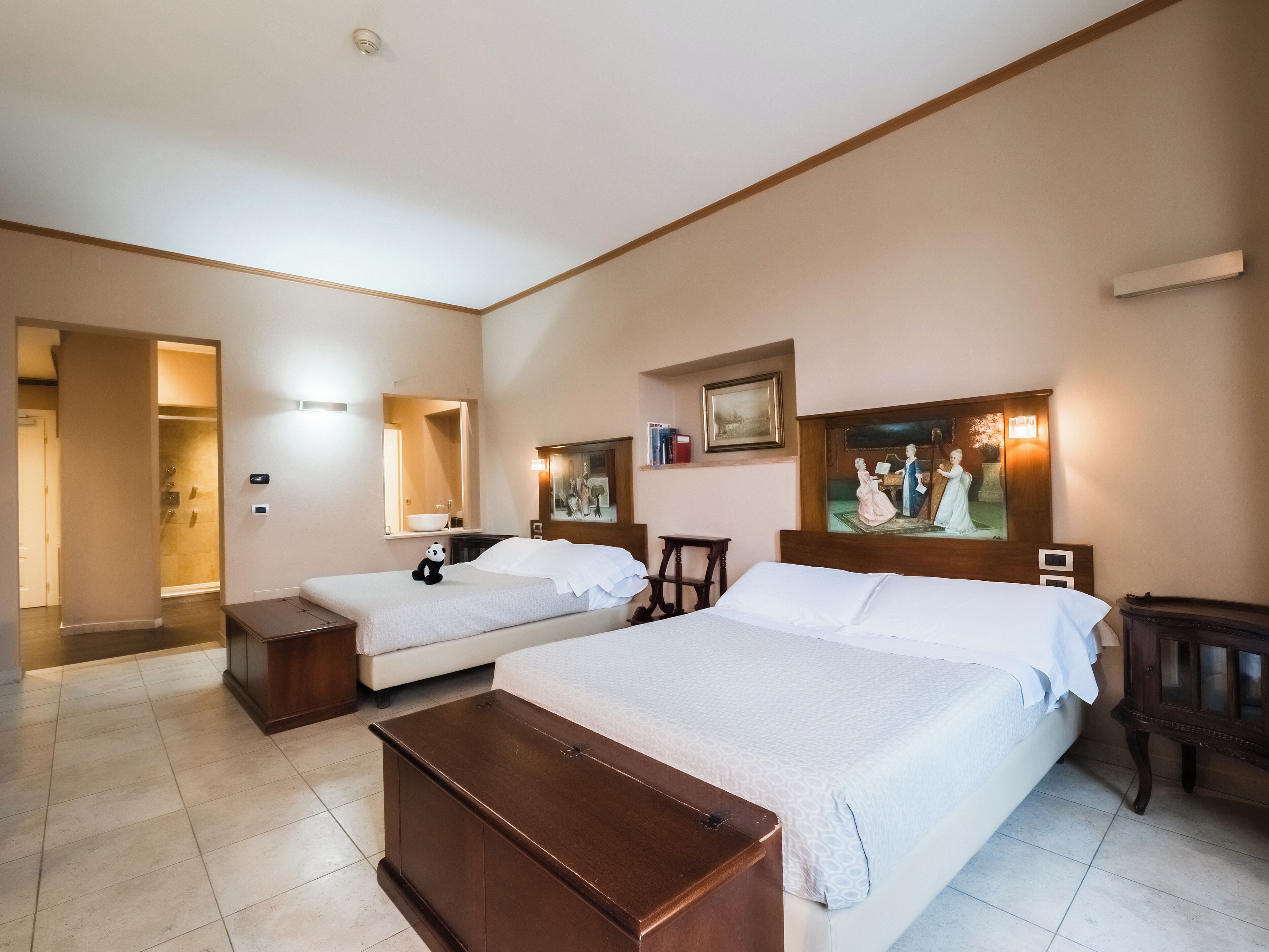 Familiekamer (Queen) | Een minibar, een kluis op de kamer, een bureau, verduisterende gordijnen