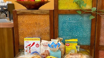 每日供應當地料理早餐 (每人 EUR10)