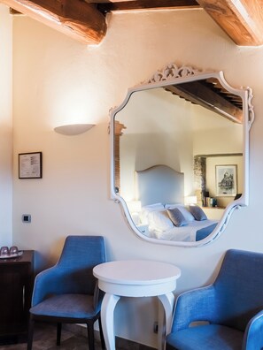 Minibar, coffres-forts dans les chambres, bureau, rideaux occultants