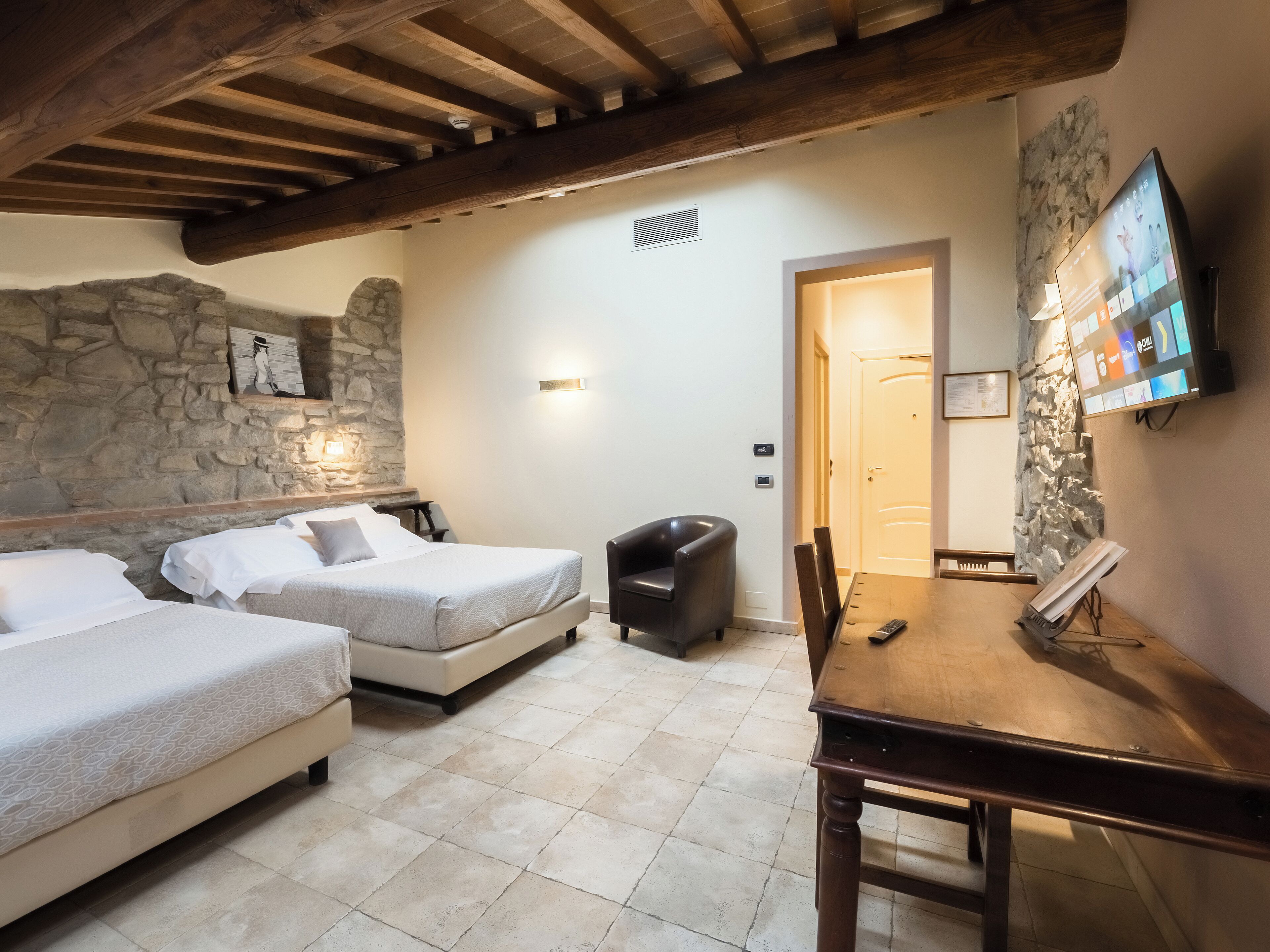 Family Room (Queen) | Minibar, in-room safe, desk, blackout drapes