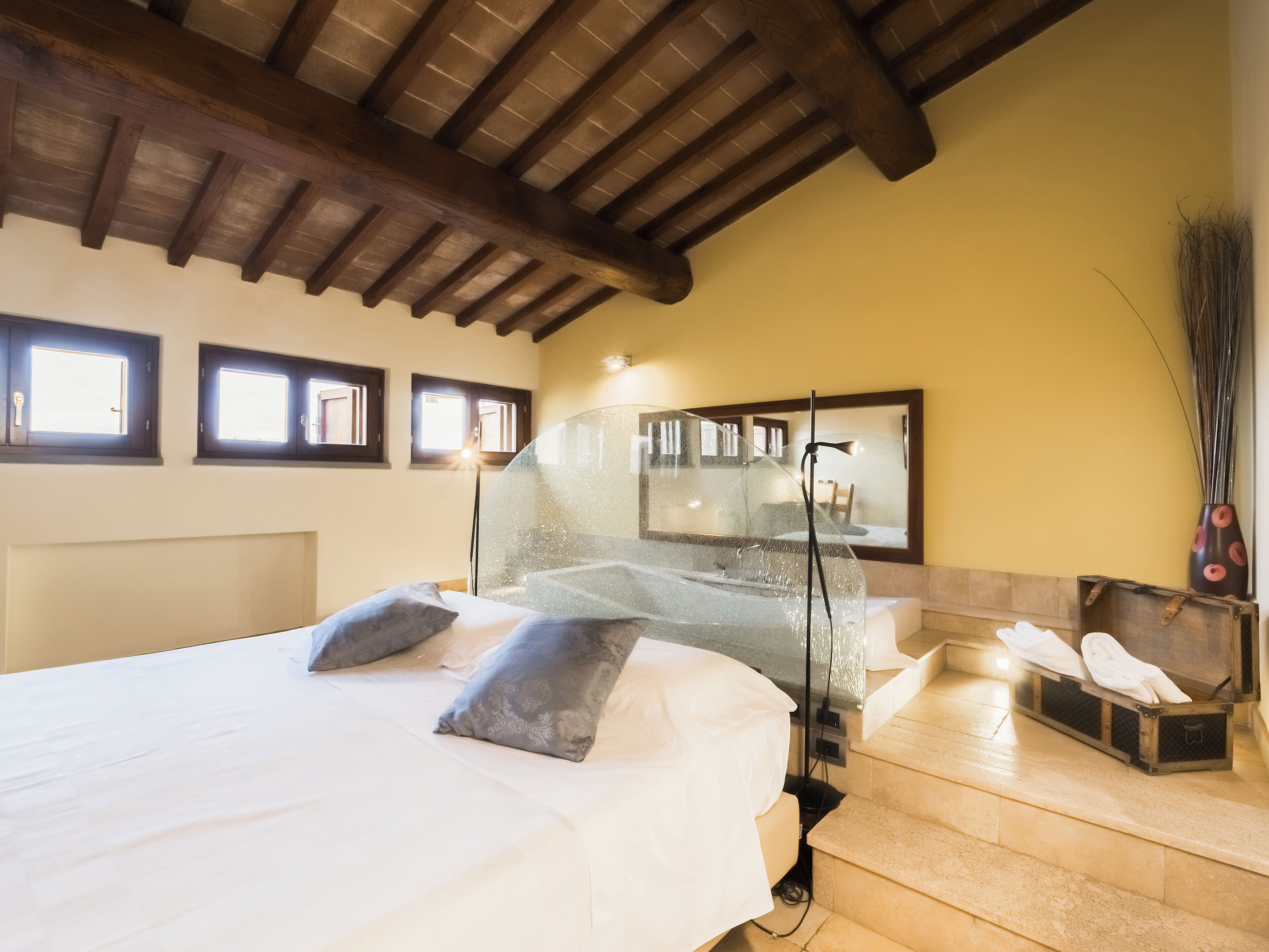 Minibar, Zimmersafe, Schreibtisch, Verdunkelungsvorhänge