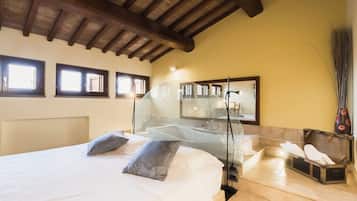 Minibar, Zimmersafe, Schreibtisch, VerdunkelungsvorhÀnge