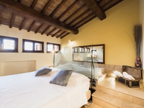 มินิบาร์, ตู้นิรภัยในห้องพัก, โต๊ะทำงาน, ผ้าม่านกันแสง